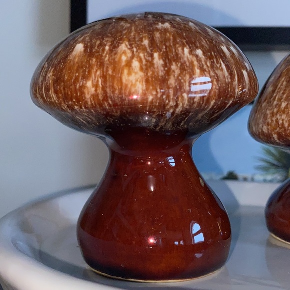 Vintage Hull USA Salt  & Pepper mushrooms shakers - Picture 4 of 17